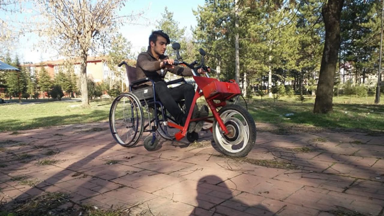 Kahramanmaraşlı öğrenciler elektrik enerjisi ile çalışan tekerlekli sandalye aparatı üretti!