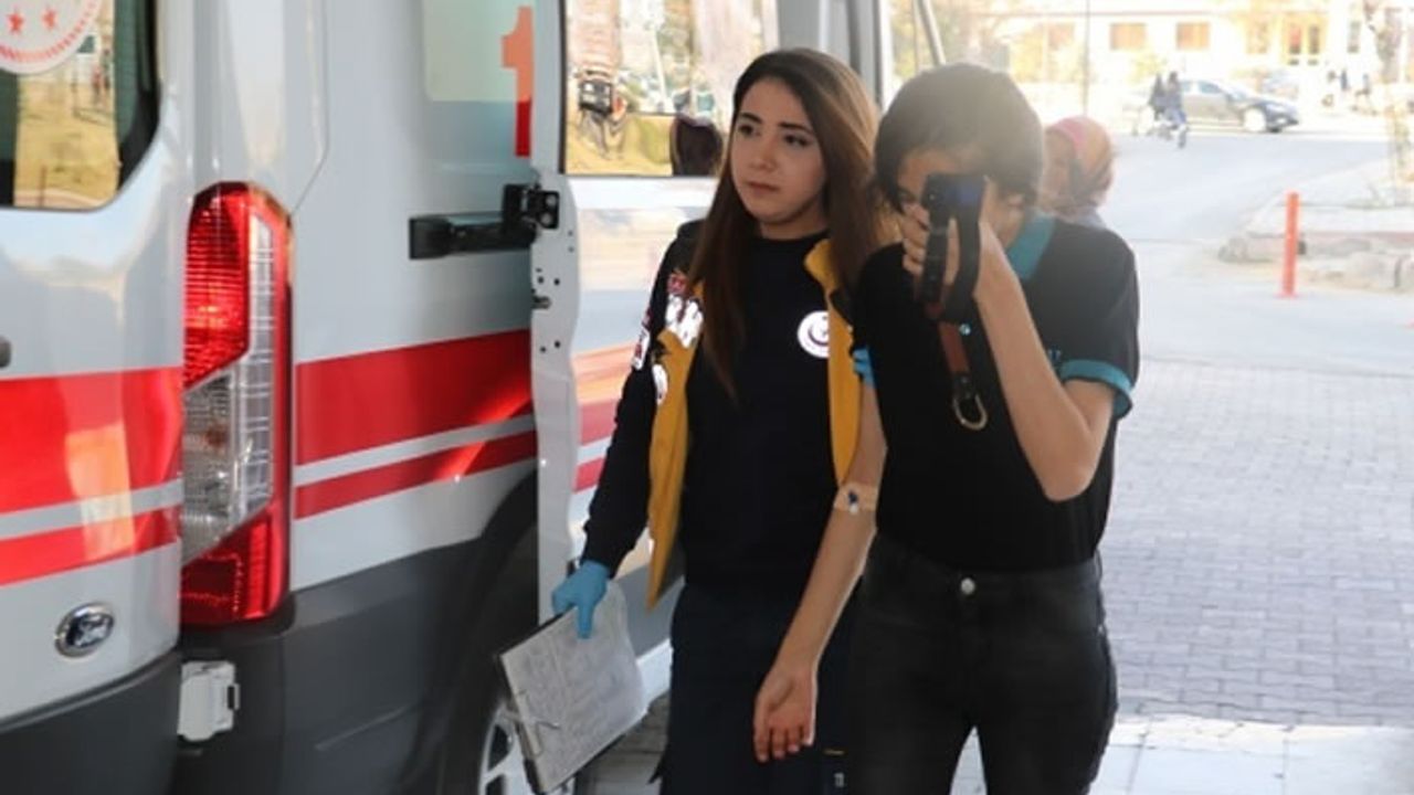 Sivas'ta tavuk döner yiyen 4 öğrenci zehirlenme şüphesiyle hastaneye kaldırıldı!
