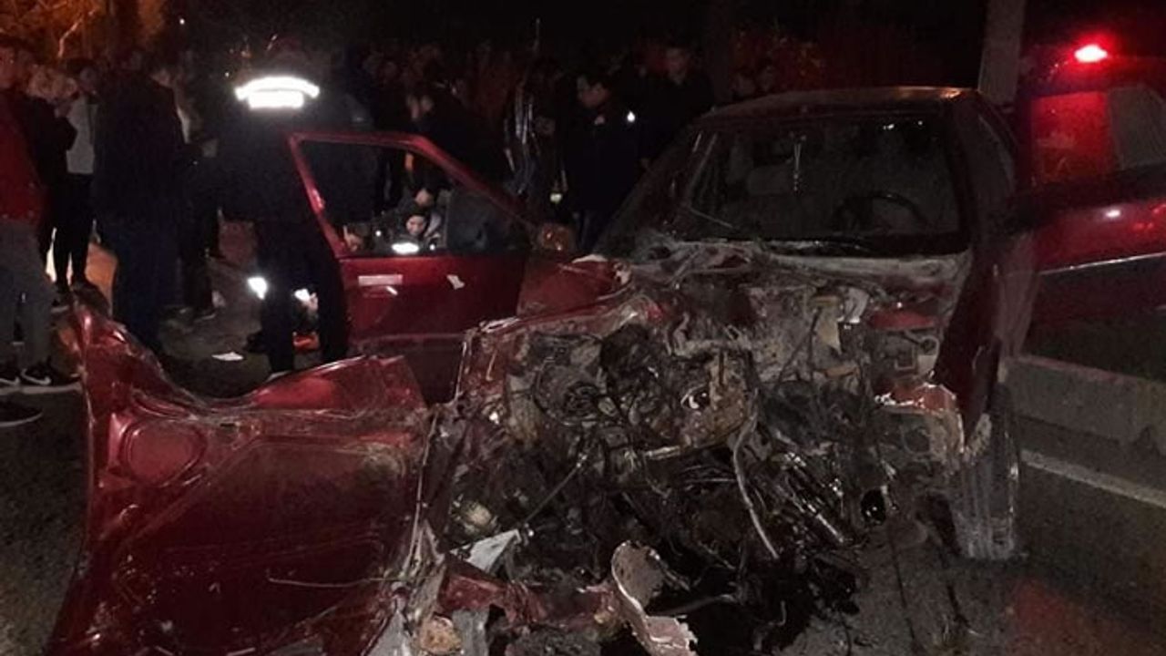 Kahramanmaraş'ta otomobil refüje çarptı, sürücü yaralandı
