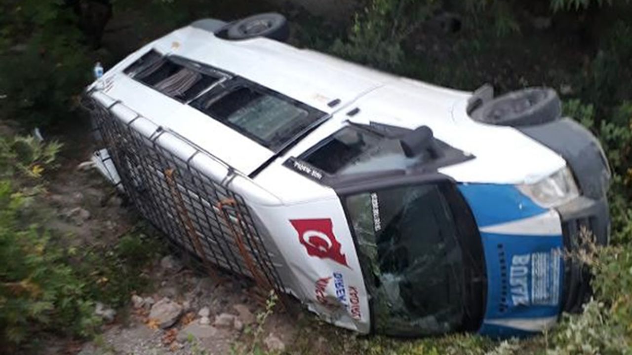 Kahramanmaraş'ta yolcu minibüsü köprüden şarampole uçtu: 2'si ağır 6 yaralı
