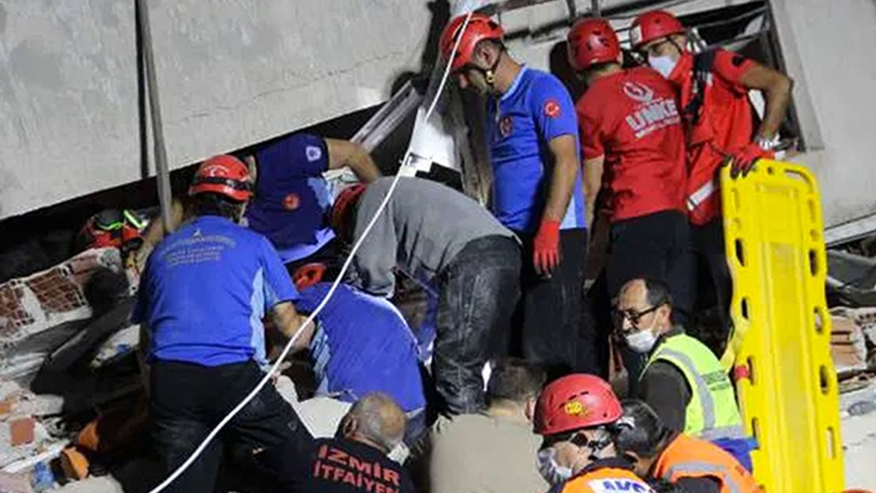 İzmir'de deprem enkazından anne ölü, oğlu yaralı çıktı