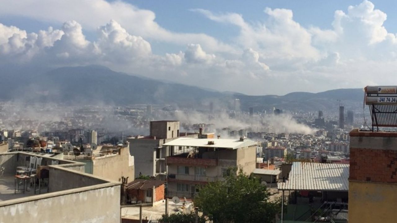 İzmir'de şiddetli deprem sonrası yıkılan binalar var