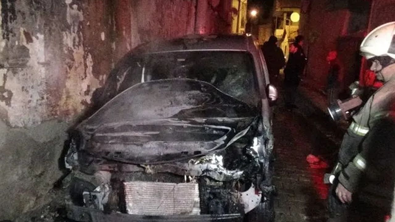 İzmir'de 2 otomobil ve 1 iş yeri alev alev yandı!