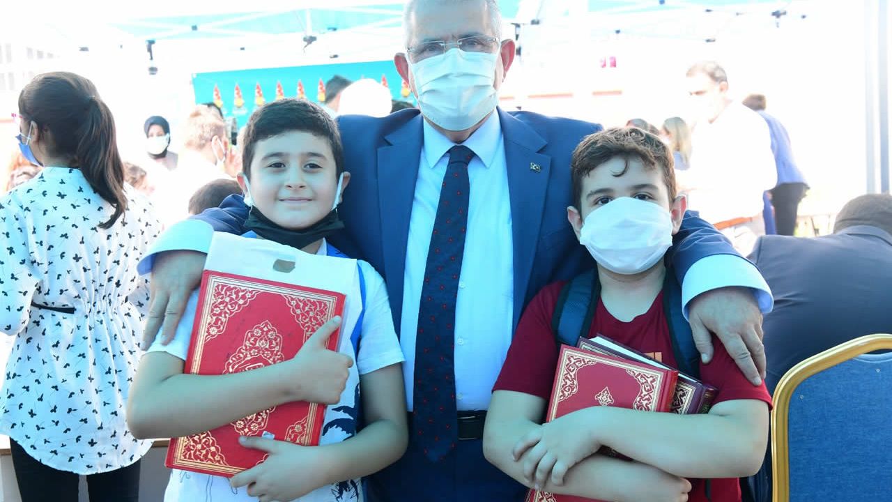 Onikişubat Belediyesi’nden kursları bitiren öğrencilere hediye Hediye Kuran-ı Kerim