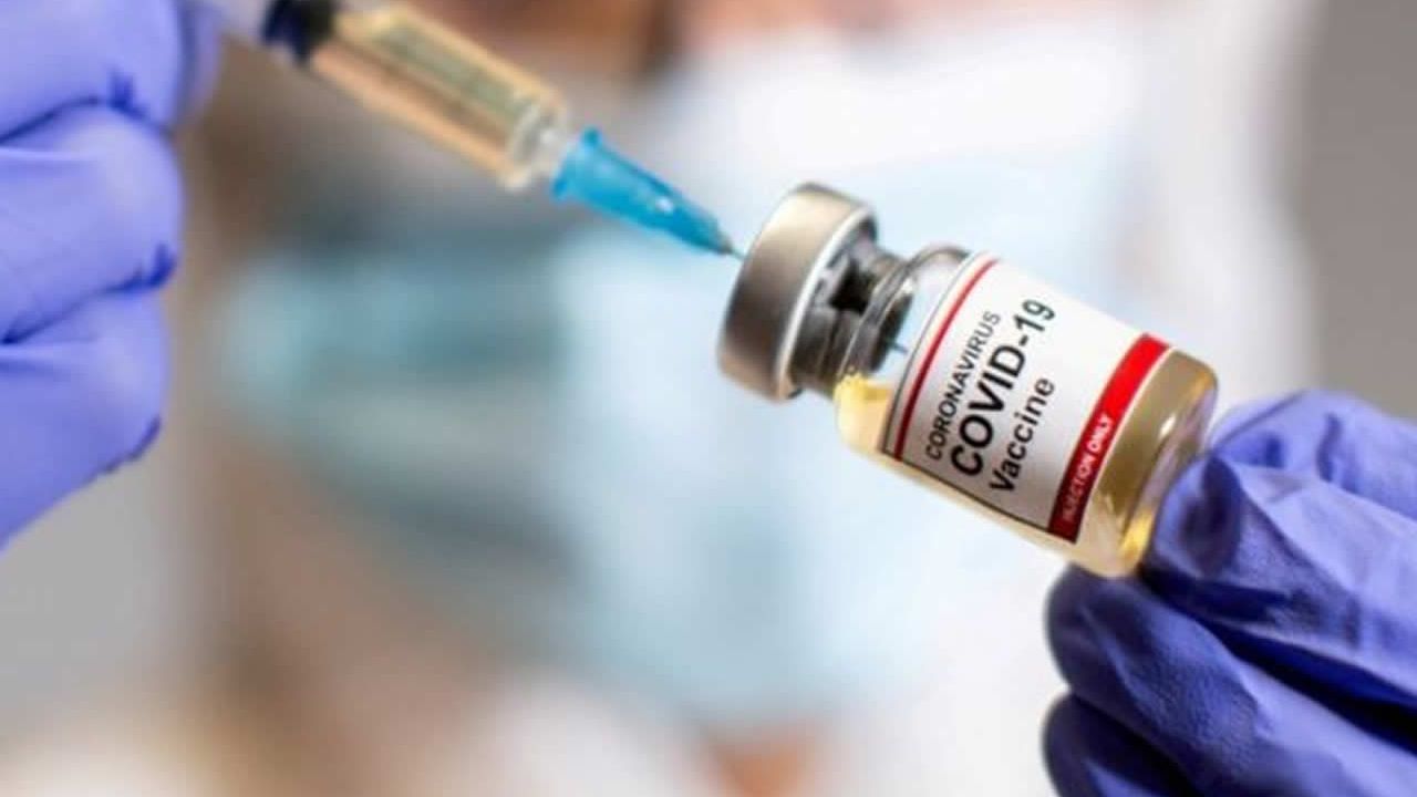 Samsun'da doktor 4. doz aşıyı oldu, 12 yaşındaki oğlunu da aşıladı