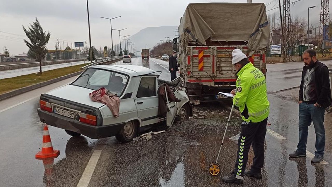 Kahramanmaraş'ta otomobil kamyona çarptı!