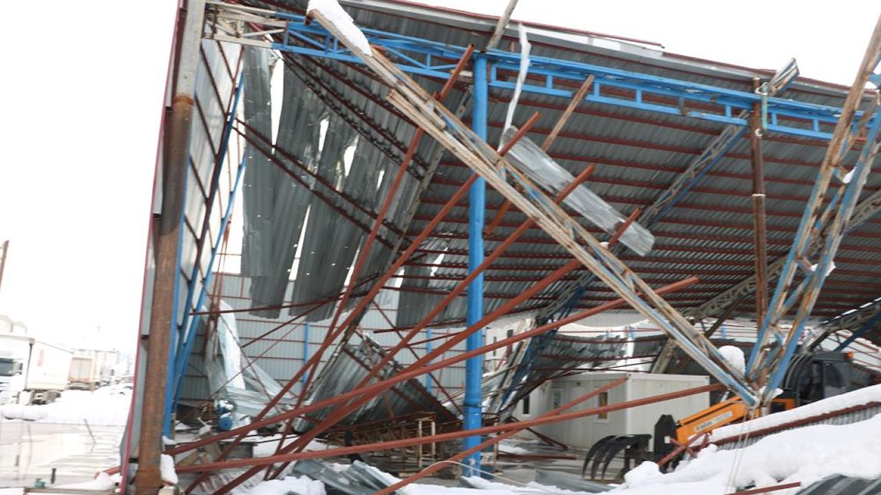 Kahramanmaraş'ta yoğun kar yağışına dayanamayan fabrika çatısı çöktü!