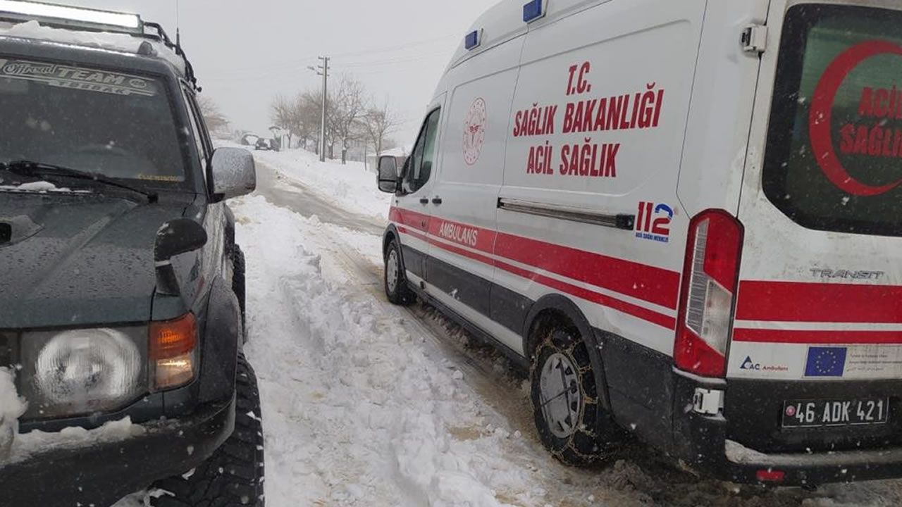 Kahramanmaraş'ta hasta taşıyan ambulans kara saplandı