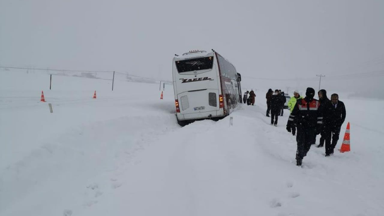 Kahramanmaraş'ta korku dolu anlar: Yolcu otobüsü kara saplandı