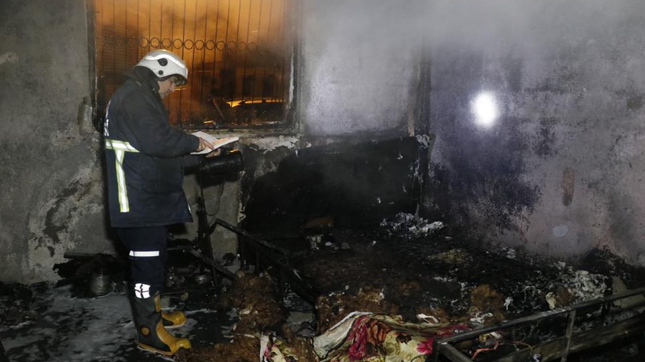 Adana' da kan davası nedeniyle biri engelli 3 çocuğun evde bulunduğu evi ateşe verdiler