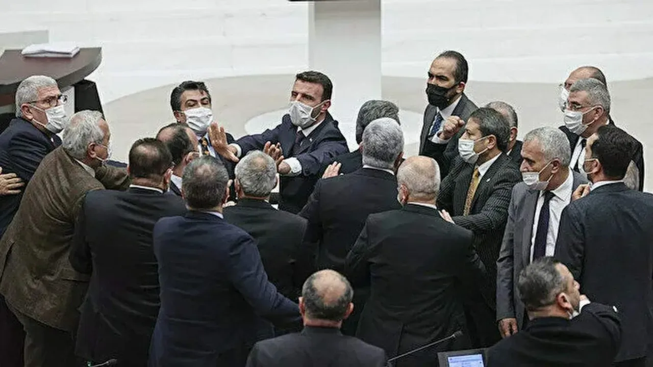 Meclis'te yine kavga çıktı: Birbirlerine girdiler!