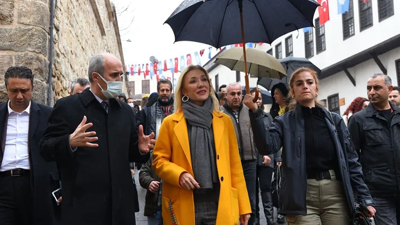 Kültür ve Turizm Bakanı'nın eşi Pervin Ersoy'dan şemsiye açıklaması!