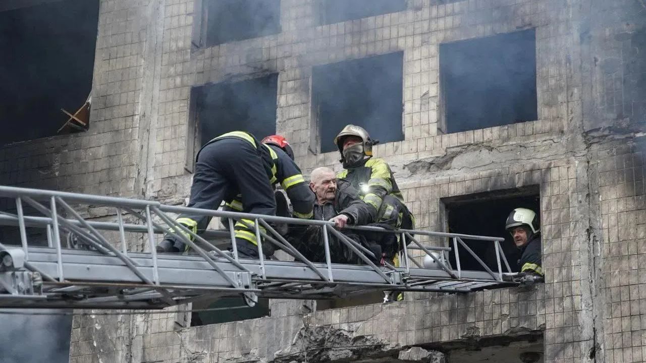 Rusya Kiev'de sivilleri vurmaya devam ediyor! 9 katlı apartman yerle bir oldu!