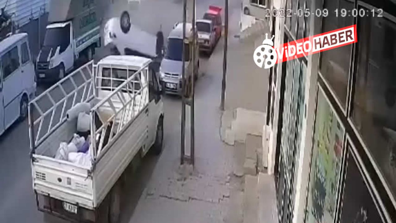 Kahramanmaraş'ta otomobil park halindeki iki araca önce çarptı sonra takla attı