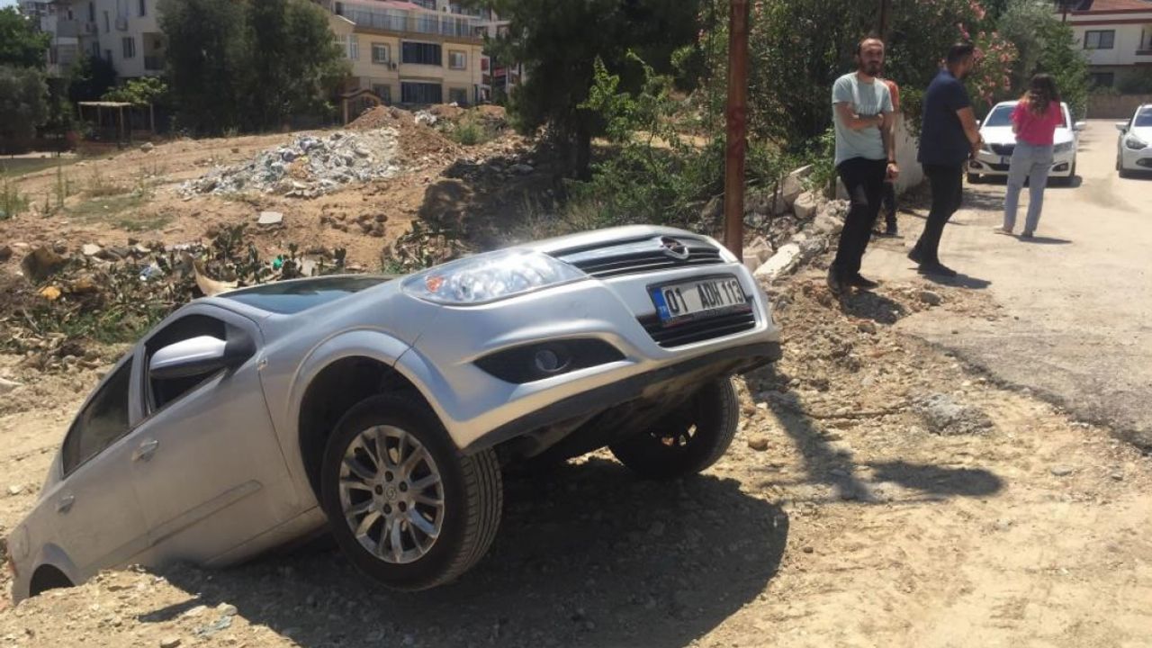 Adana’da otomobil askıda kaldı, sürücüsü 'Sürekli kaza yapıyorum' diyerek güldü