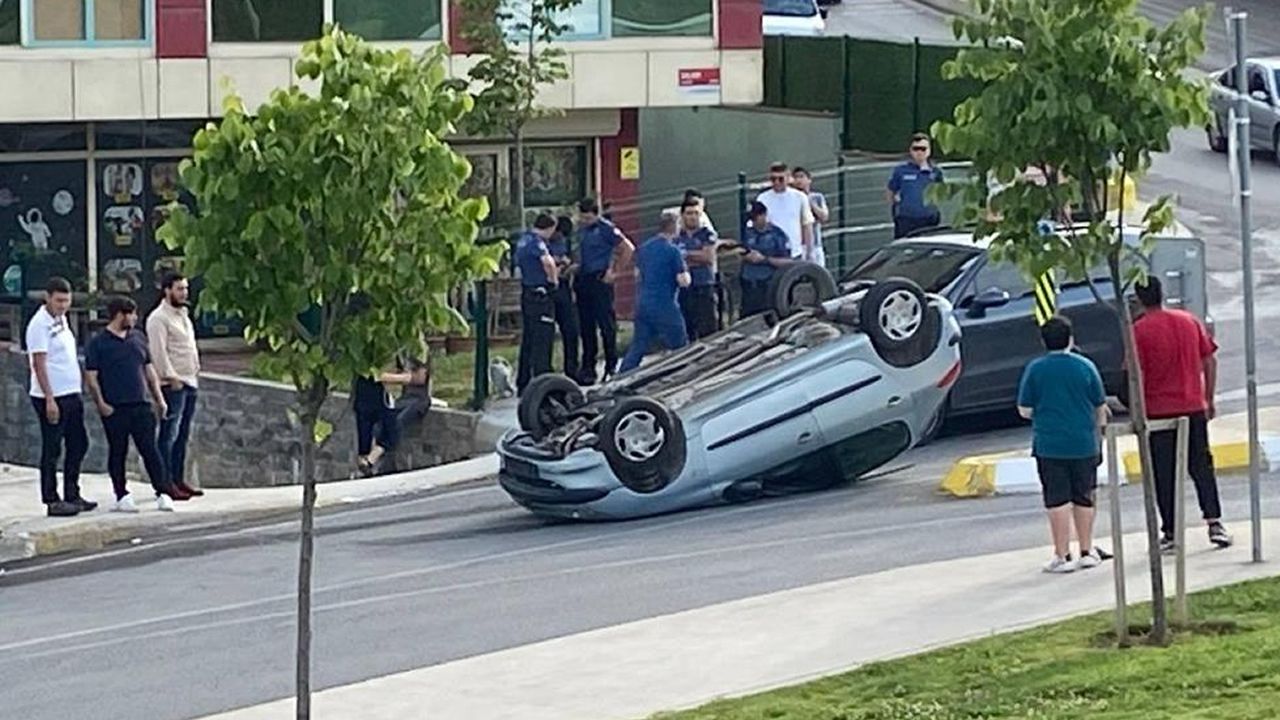 Pendik'te kaza: Beton mikser ile çarpışan otomobil takla attı