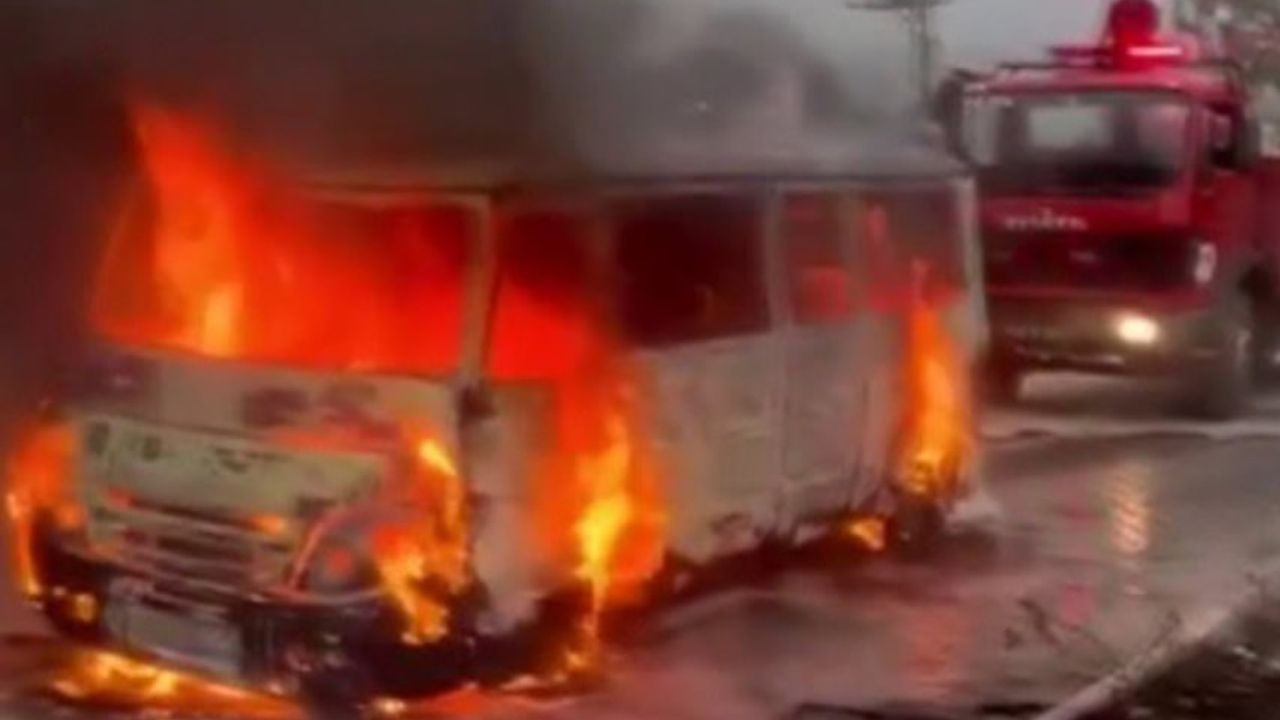 Mersin'de işçileri taşıyan servis aracı alev alev yandı!