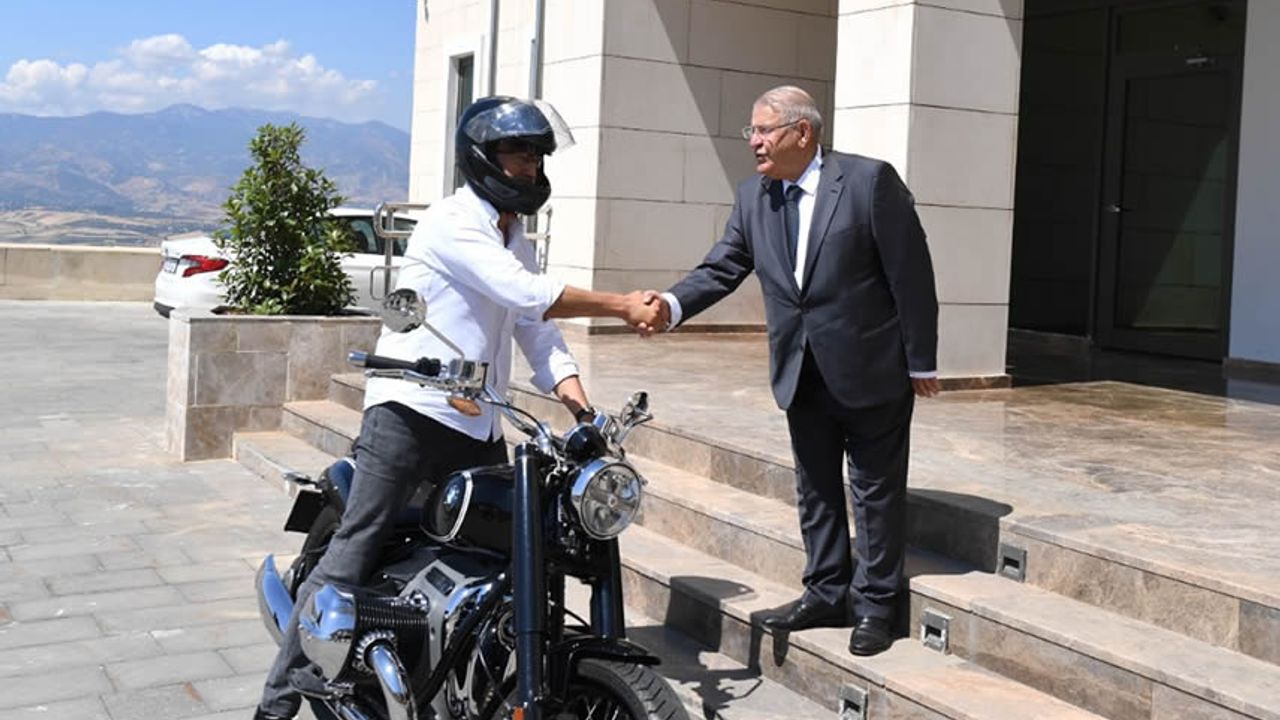 Motosiklet tutkusu ile bilinen eski Devlet Bakanı Tüzmen'den Başkan Mahçiçek'e ziyaret