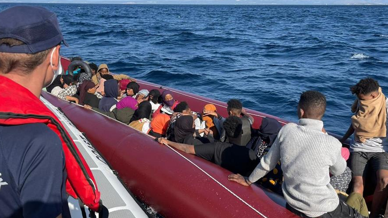 Çeşme açıklarında Yunanistan tarafından geri itilen göçmenler yakalandı