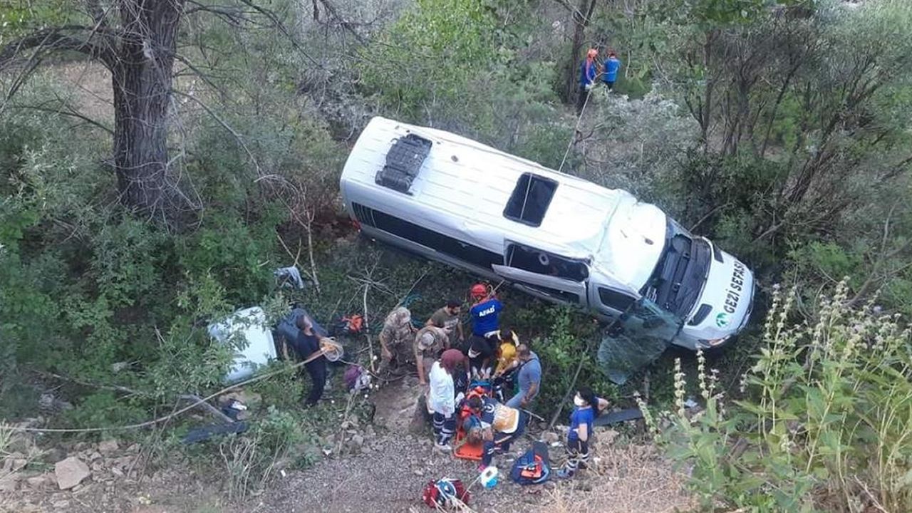 Tunceli'de feci kaza: Tur minibüsü uçuruma yuvarlandı!