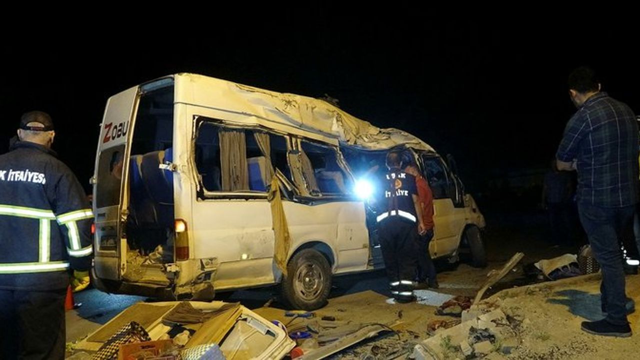 Uşak'ta feci kaza! Tarım işçilerini taşıyan minibüs devrildi