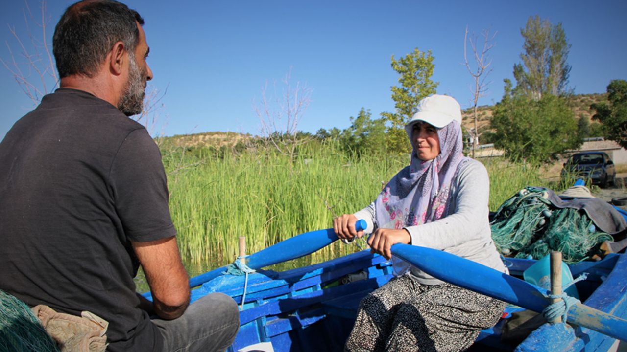 33 yıllık eşiyle 15 yıldır sırt sırta vererek Hazar Gölünde balık avına çıkıyor