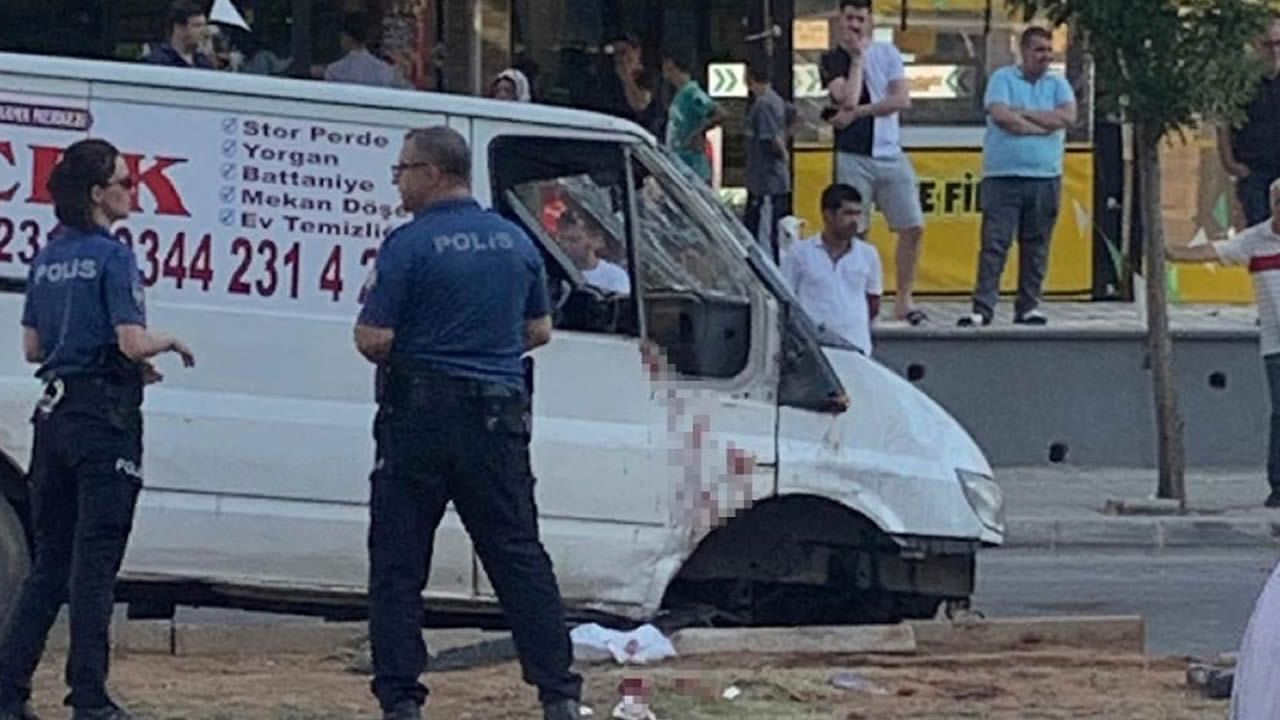 Kahramanmaraş'ta aydınlatma direğine çarpan minibüsün sürücüsü öldü