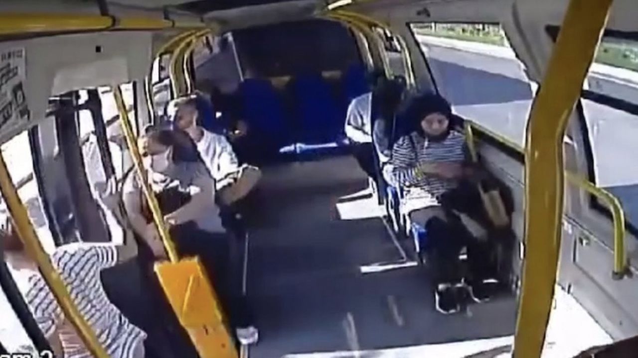 Otobüs minibüse çarptı, yolcu direkle savruldu!
