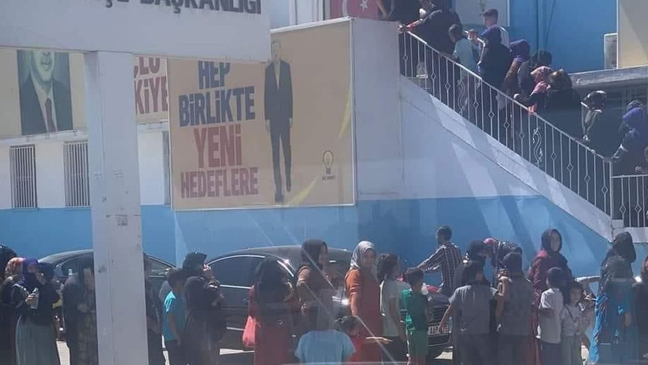 Erdoğan’ın mitingi kalabalık olsun diye 250 liralık hediye çeki dağıttılar