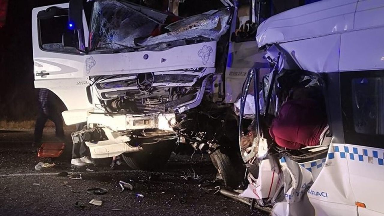 Kamyonla minibüs çarpıştı: 8 ölü, 9 yaralı