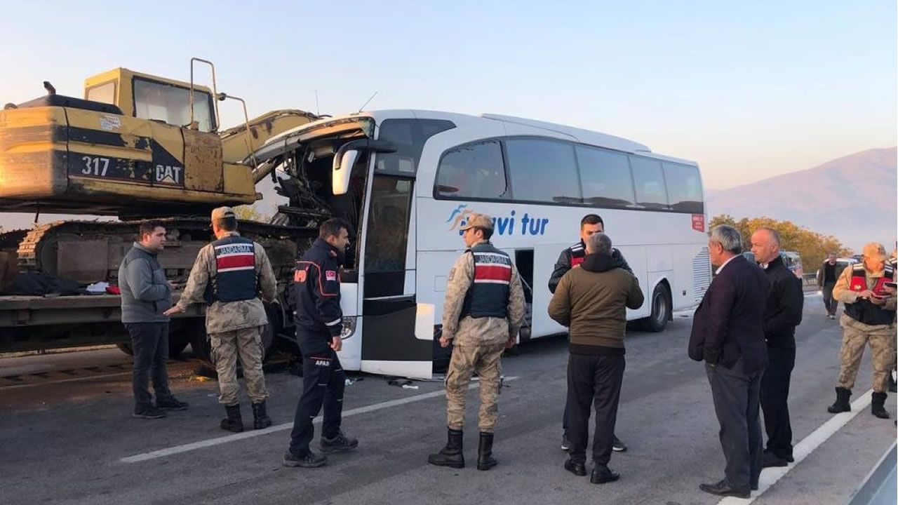Amasya'da yolcu otobüsüyle iş makinesi çarpıştı: Ölü ve yaralılar var!