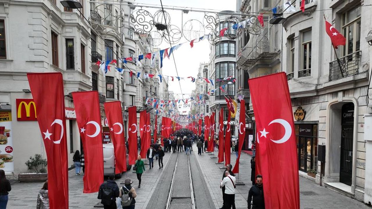 Terör saldırısından günler sonra bin 200 adet Türk bayrağıyla donatıldı