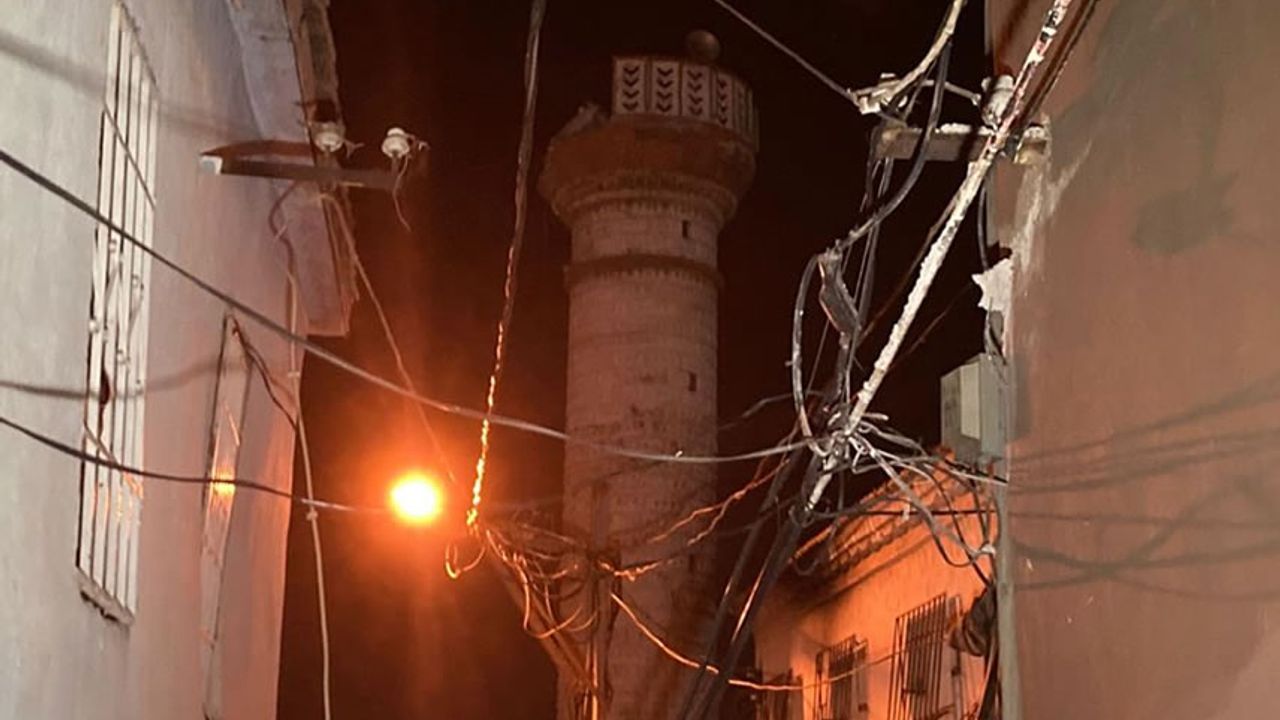 İzmir'de 4.9 büyüklüğünde deprem! Şiddetli sarsıntı çevre illerden de hissedildi