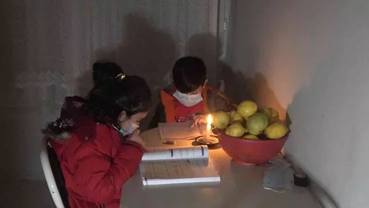 İlkokullu çocuklar evde montla mum ışığında ders çalışıyor!