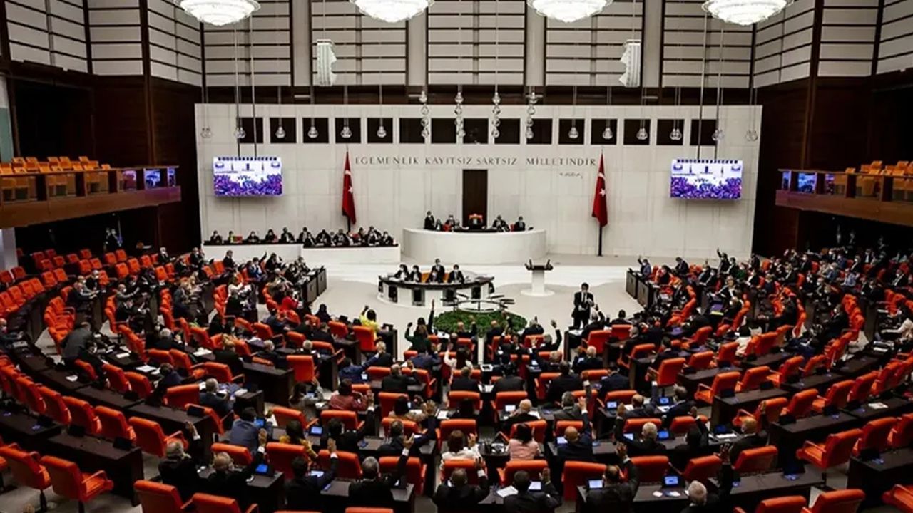 AK Parti'den Meclis'te Atatürk düşmanı isme övgü yağmuru