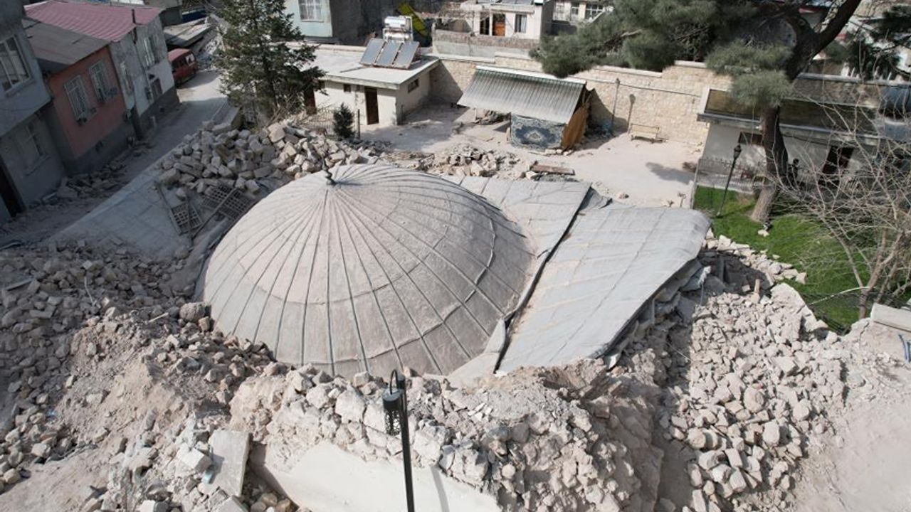 Kahramanmaraş'ta Fransız top mermisinin yıkamadığı cami depremde yıkıldı