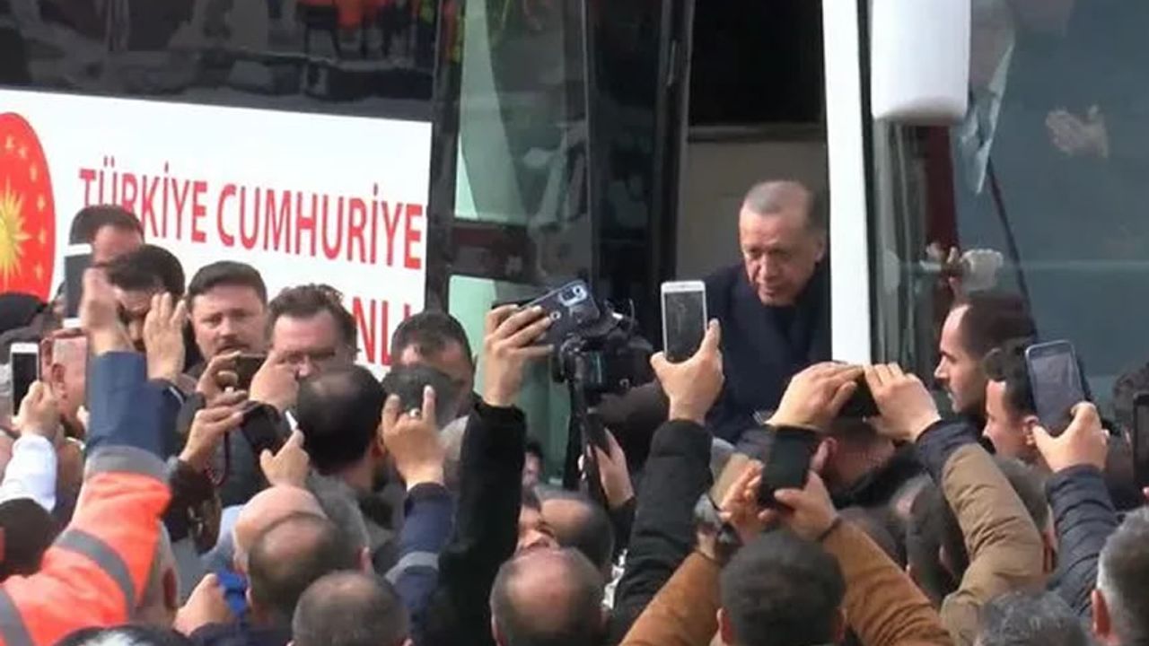 Cumhurbaşkanı Erdoğan ittifak ortaklarıyla Elbistan'da! Konteyner ziyaretindeki o pankart dikkat çekti