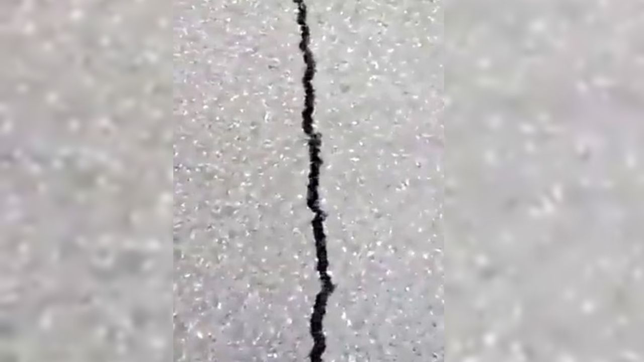 Hatay’da deprem anında asfaltın açılıp kapandığı görüntüler ortaya çıktı