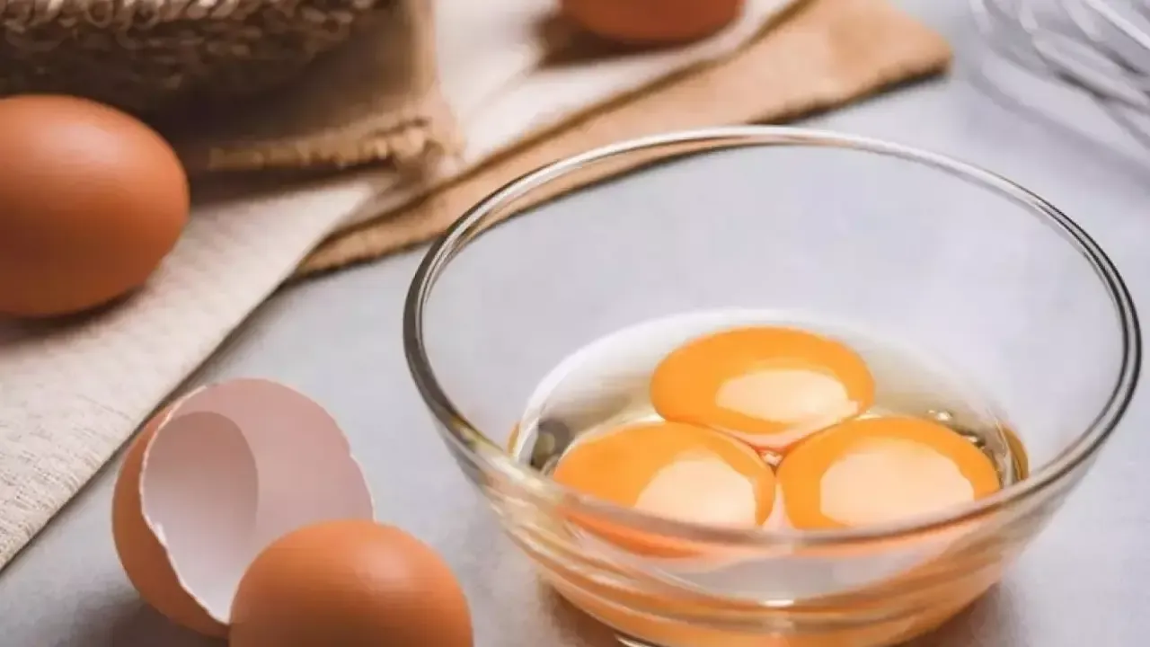 Yumurtaların bozulduğunu nasıl anlarsınız? Buzdolabında nerede saklamalıyım?