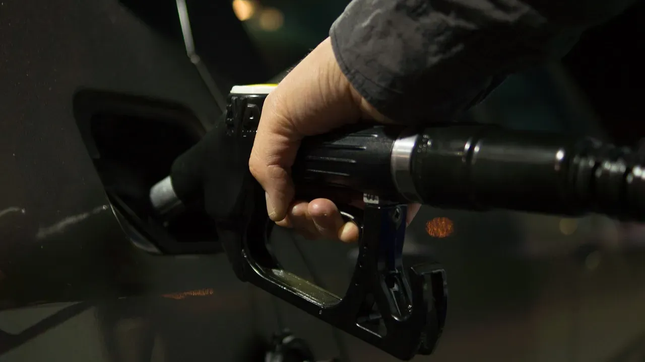 Araç sürücülerine kötü haber: Benzin ve motorine rekor zam geliyor!