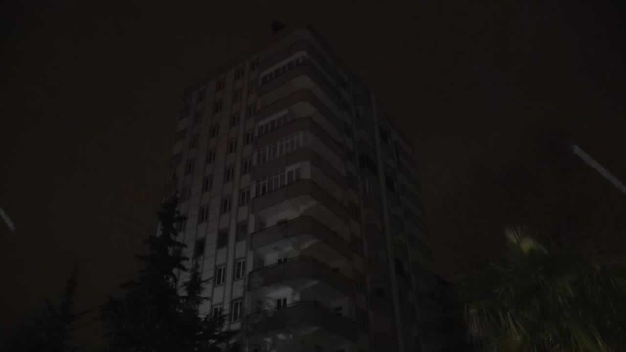 Kahramanmaraş'ta 11 katlı ağır hasarlı bina sallandı, ekipler alarma geçti