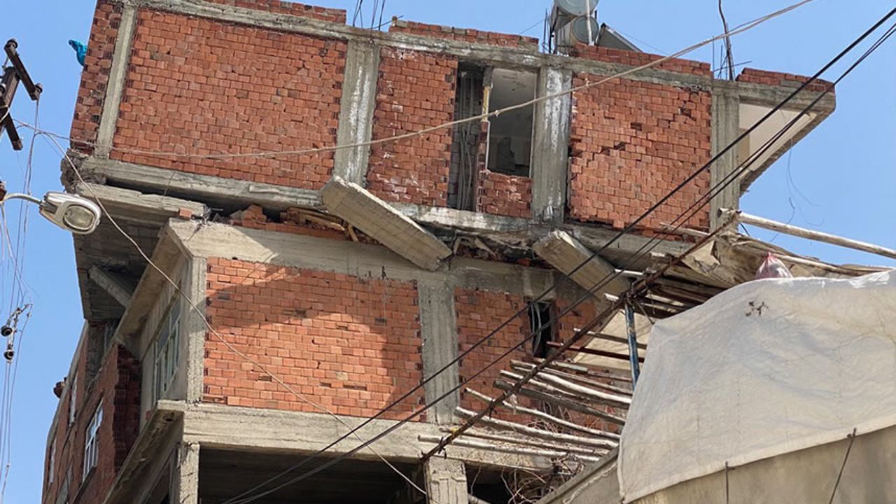 Depremin yıktığı binada ilginç görüntüler ortaya çıktı