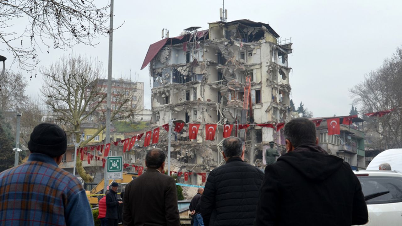 Kahramanmaraş'ta onlarca vatandaş yıkılan ekmek teknesine son kez uzaktan baktı