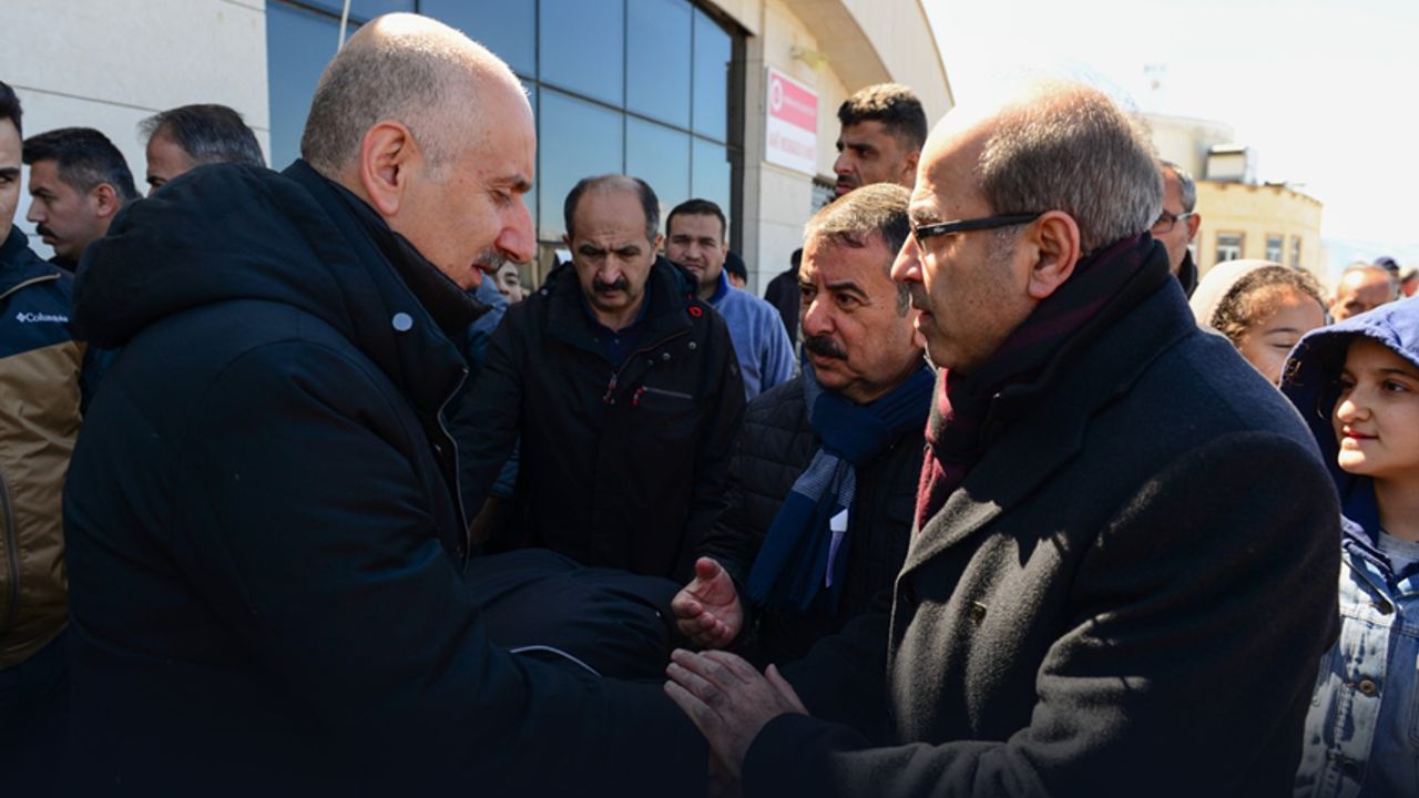 Bakan Karaismailoğlu KSÜ'de depremzedeleri ziyaret etti