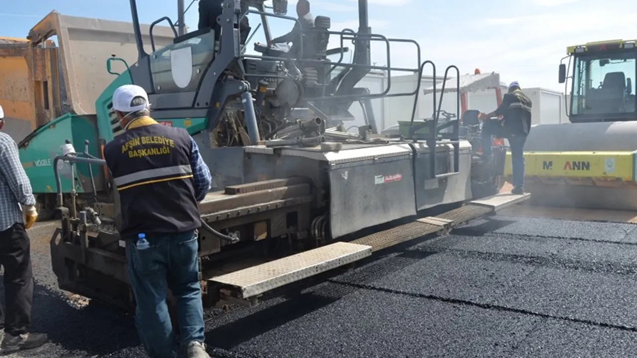 Afşin Belediyesi tarafından Konteyner Kentin asfalt çalışması yapılıyor