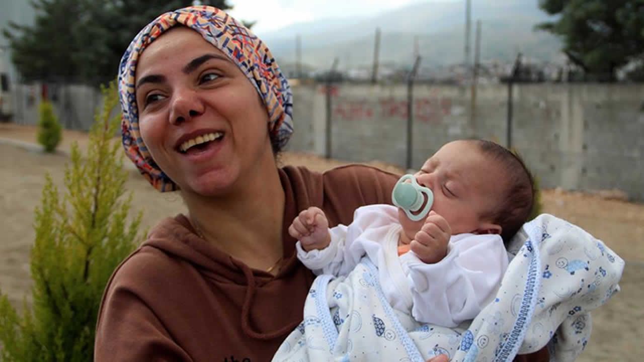 Depremden sağ çıkan 2 aylık ikiz bebek, ailesine ikinci mutluluğu yaşattı