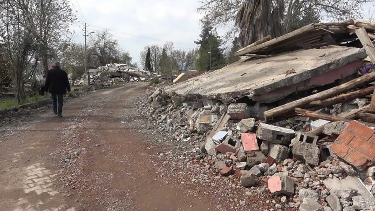 Deprem mahalleyi yıktı geçti, 20 evden sadece 4'ü ayakta kaldı