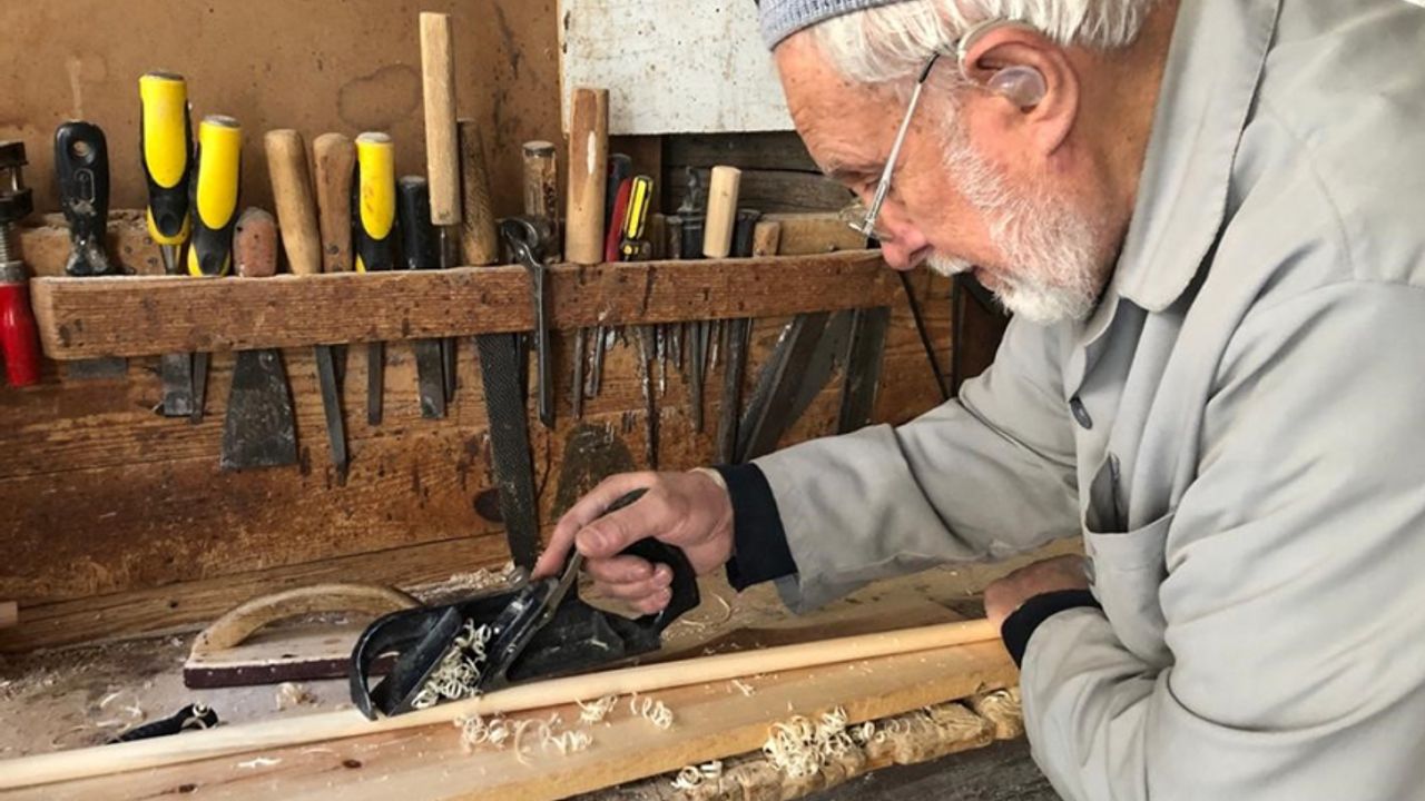 Beypazarı'nın emektar marangozu 70 yıldır ara vermeden mesleğine devam ediyor