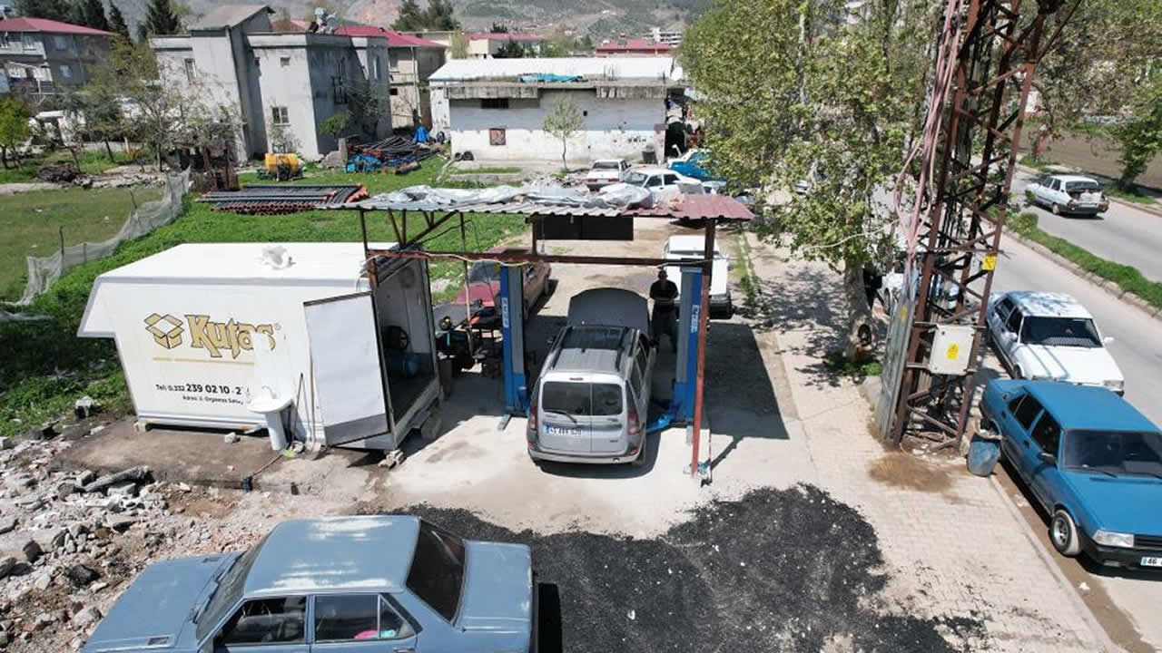 Kahramanmaraş'taki tamir ustası kamyonet kasasını iş yeri yaptı
