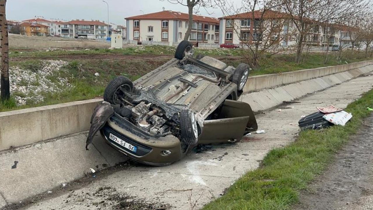 Afyonkarahisar’da otomobil refüje takla atarak uçtu: 2 yaralı